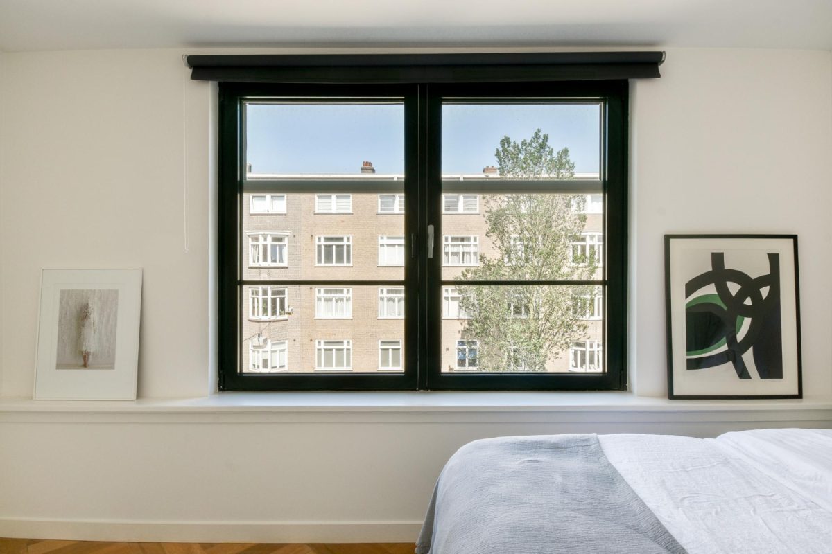 Chambre moderne avec vue sur la verdure