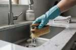 Comment nettoyer le trou du lavabo efficacement ?