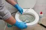 Comment déboucher des toilettes sans ventouse ?