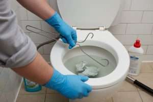 Comment déboucher des toilettes sans ventouse ?