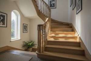 Comment éclaircir un escalier en bois : les méthodes